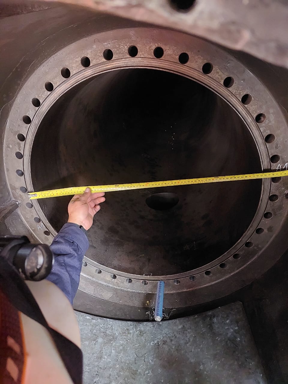 Medición de precisión en flange industrial