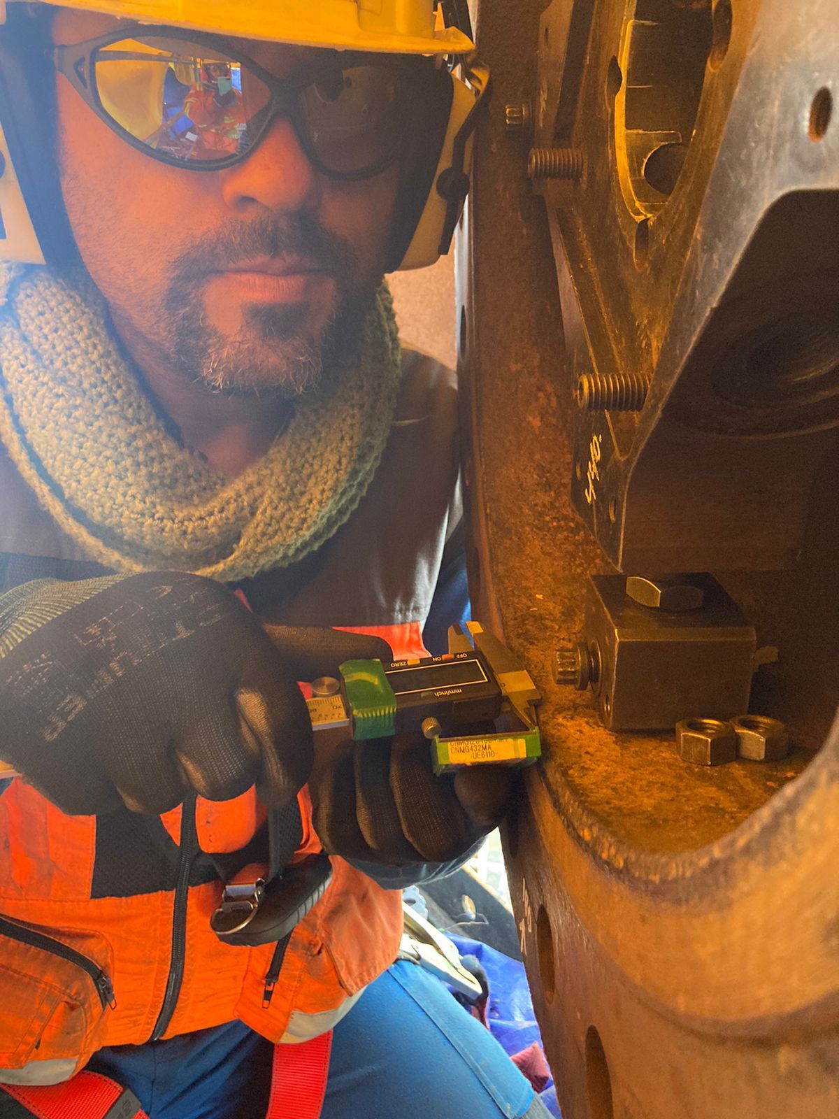 Técnico Pormattech realizando rectificado de flange en altura