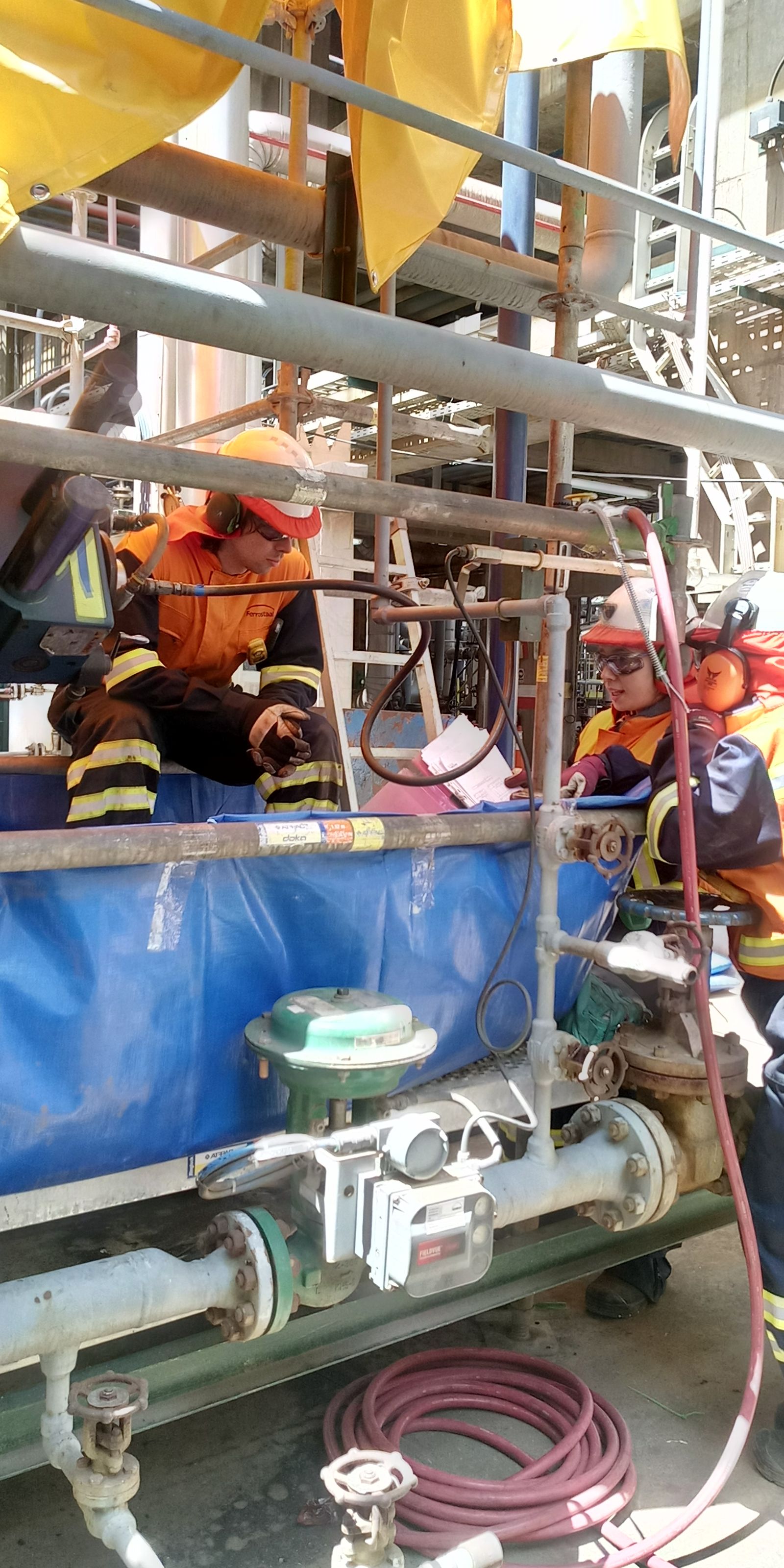 Técnicos Pormattech realizando trabajo en altura