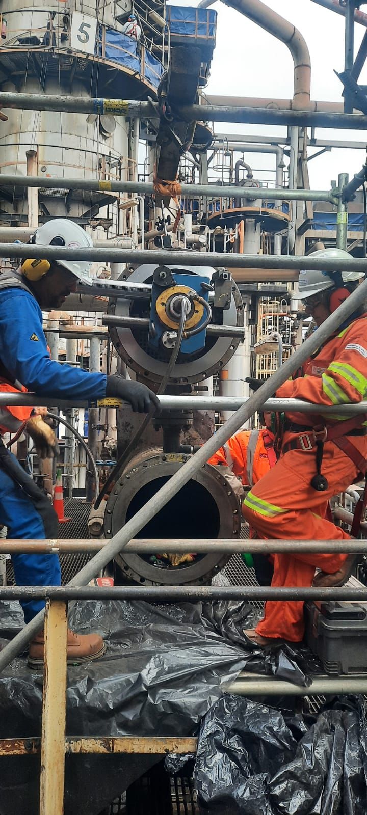 Trabajo de rectificado en planta petroquímica